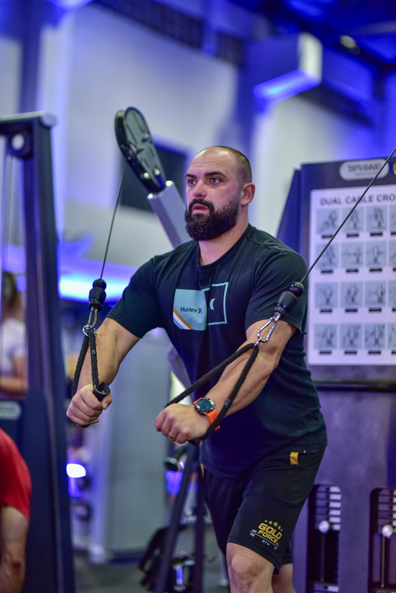 Personal trainer acompanhando aluno na Gold Force